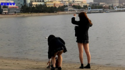 【パンチラ盗撮】【遠距離射撃】海にいた激ミニスカ制服女子を写撃の画像