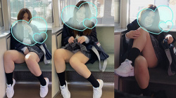 【パンチラ盗撮】【淫行生】電車で対面した制服女子がスカートヒラヒラさせパンティ見せ付けてくるの画像