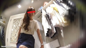 [逆さHERO動画] 店員撮り２！二人入り！女性盗撮師とお試しコンビ撮り。＜パンチラ盗撮＞の画像