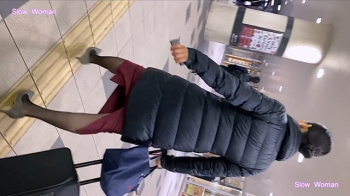 [Slow Woman動画] 魅惑のＣＡさんSP2☆出勤中の劇エロ深スリットで誘惑するＣＡさんに大興奮^ ^＜パンチラ盗撮＞の画像