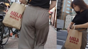 [ジミーD動画]【丸の内OLの休日】オフ日は気が緩んでパンティースケスケですよ＜盗撮＞の画像