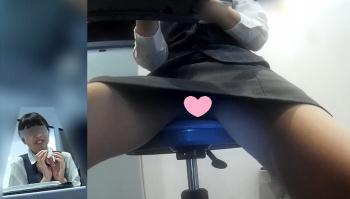 [自己満足動画] 眼鏡ショップ店員のスカートの奥 vol.02＜パンチラ盗撮＞の画像