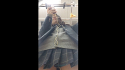 [jk is god動画]「見てんじゃねぇよ」ってキレる子＆重ねだけど可愛い子を前から＜JKパンチラ盗撮＞の画像