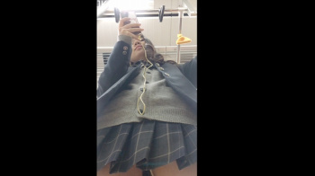 [jk is god動画]「見てんじゃねぇよ」ってキレる子＆重ねだけど可愛い子を前から＜JKパンチラ盗撮＞の画像