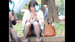 [ＹＵＫＩ動画]【再販】お座りお姉さん発見！！（ＦＨＤ）大変です！！パンツが見えてますよ２６＜JKパンチラ盗撮＞の画像