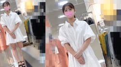 [☆すとろべりぃしぇいく☆動画] 大開脚でPから陰部がハミ出しに巨乳と乳首がポロリ！清楚系店員のお顔全身じっくり堪能！パンチラ盗撮の画像