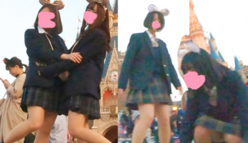 [わんぱく液動画] 【新作】夢の国城前のJKパンチラ逆さ撮り#1＜JKパンチラ盗撮＞の画像
