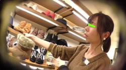 [逆さHERO動画] 店員撮り７３！股開きはコーディネート！！下からやりたい放題されてますよ。～股の黒ずみ～＜パンチラ盗撮＞の画像