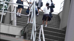 [美脚ゲッター動画]【再販】神風がJK達のスカートをめくりまくり！！！＜JKパンチラ盗撮＞の画像