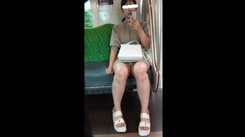 [TC動画] 超絶美人お姉さんのミニスカタイトワンピから丸見えな純白[4K動画][顔出し][ドアップあり]＜パンチラ盗撮＞の画像
