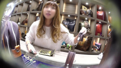 [逆さHERO動画] 店員撮り７４！顔撮りカメラに気づいちゃう(； ´Д｀)人妻系アクセサリー店員さん。＜パンチラ盗撮＞の画像