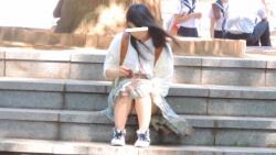 [ＹＵＫＩ動画] お座りお姉さん発見！！（ＦＨＤ）大変です！！パンツが見えてますよ１８＜パンチラ盗撮＞の画像