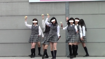 [コエンジ動画]【アイドル候補】制服ミニスカ強風イベント【ＰＡＲＴ２】＜パンチラ盗撮＞の画像