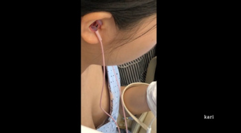 [カリ動画] 透明感抜群のJDちゃん、ワンピースの胸元がゆるすぎてやわパイが丸見え！＜胸チラ盗撮＞の画像