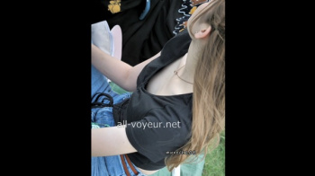 [munech動画]【再販】munech208 風に揺られる胸元から鮮明な乳首＜胸チラ盗撮＞の画像
