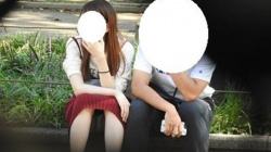 [ＹＵＫＩ動画] お座りお姉さん発見！！（ＦＨＤ）大変です！！パンツが見えてますよ１５５＜パンチラ盗撮＞の画像