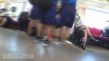 [THINKMORE動画] NICHE VIEW vol.103【まさかの大失態…恐怖の本人バレ】＜JKパンチラ盗撮＞の画像