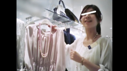 [Mr.研修生動画] 50 白レース綿パンツ 店員さん＜パンチラ盗撮＞の画像