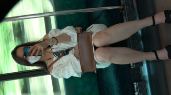 [TC動画] [4K動画][顔出し]日光と白スカートのおかげで純白パ〇ツが丸見えになってる美人お姉さん[ドアップあり]電車からの風景～＜パンチラ盗撮＞の画像