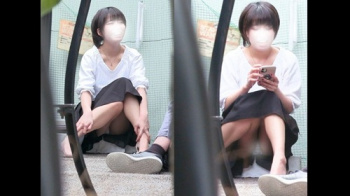 [voyeur動画] バレたのに・・・エロカワバイトちゃん　「私のパンティに何か用？」＜パンチラ盗撮＞の画像