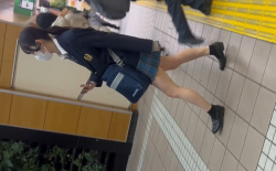 [KOBA動画] 接写有り！アイドル級JKちゃんのTバック！青チェック逆さ撮りしました⑪＜JKパンチラ盗撮＞の画像