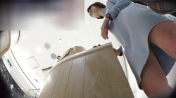 [逆さHERO動画] 店員撮り８０！薄暗い商店街、閉店間際に忍び寄る、ただ純粋な気持ちでパンツがみたい男＜パンチラ盗撮＞の画像