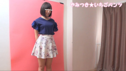 [やみつき！いちごパンツ動画] 素人パンチラ in 自宅で個人撮影会 vol.022 コスプレ系ナース服☆素人Ｊ３モデル まりちゃん　「ちょっと・・・短いかも・＜パンチラ盗撮＞の画像