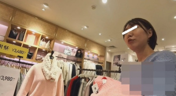 [逆さHERO動画]【再販】私を撮って！♡インスタ教えてくるアヒル口の女店員！＜パンチラ盗撮＞の画像