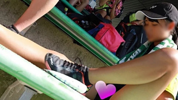 [せすく@ふとももフェチ動画] テニス美女がふとももにクリームを塗りたくる…＜盗撮＞の画像