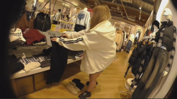 [逆さHERO動画]【再販】アパレルの絶滅危惧種！ミニスカで0.18%のギャル！！＜パンチラ盗撮＞の画像