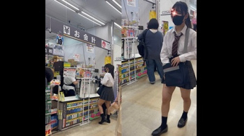 [KOBA動画]【4日間粘着】SSS級のJKちゃん！グレーチェック逆さ撮りしました⑥＜JKパンチラ盗撮＞の画像