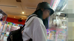 [アダムスキー動画]【4K】見上げるUFO＃54 （派手髪ギャルと元気な制服女子）＜パンチラ盗撮＞の画像