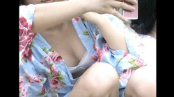 [アイドル予備軍動画]（再販）ブラちらする浴衣＜胸チラ盗撮＞の画像