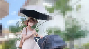 [そして乳になる動画]《可愛い後輩嫁ちゃん第二弾》《ふっくらもちもち超絶美乳》《爽やかすぎる中身丸見え筒抜けローアングル》＜パンチラ盗撮＞の画像