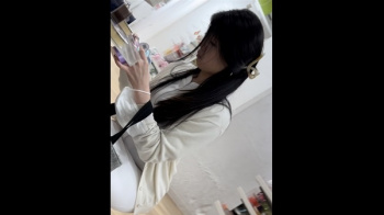 [よんよん動画] 1お姉さん達の生パン＜パンチラ盗撮＞の画像