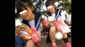 [MM動画]【Full ＨＤ】妄想vol.77「制服でリラックスしているところを…」＜JKパンチラ盗撮＞の画像