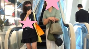 [ぽるちーに動画] 29.黒ミニスカな私服ちゃんの白パンツ＜パンチラ盗撮＞の画像