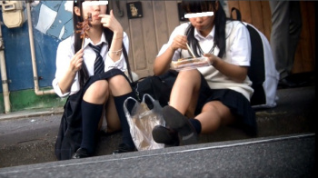 [アイドル予備軍動画]【レア】座り白パン＜JKパンチラ盗撮＞の画像