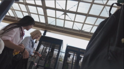 [sousuke動画] 40アイドル級制服女子＜JKパンチラ盗撮＞の画像