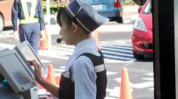 [復活のKYS動画] ファーストフード店員のスカートの中(vol.9)＜パンチラ盗撮＞の画像