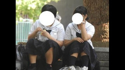 [ＹＵＫＩ動画] 黒パン？白パン？（ＦＨＤ）ダブルパンチラ！！大変です！！パンツが見えてますよ特別編２４＜JKパンチラ盗撮＞の画像