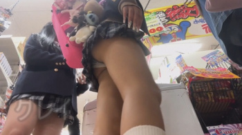 [グレイ動画] ●Kお宝＃91 シゴキまくった小麦色ギャル●Kのモッコリパンティー＜JKパンチラ盗撮＞の画像