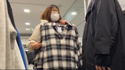 [H＆M動画]【H◎M 店内着替え vol.25】彼氏と来てたスレンダーJDと清楚系OL(?)さん＜試着室盗撮＞の画像