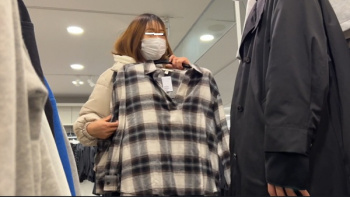 [H＆M動画]【H◎M 店内着替え vol.25】彼氏と来てたスレンダーJDと清楚系OL(?)さん＜試着室盗撮＞の画像