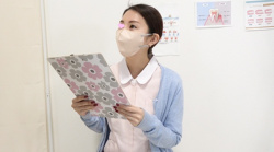 [鹿野歯科動画] 施術中に大胆開脚で透けTバック丸見えな美人すぎる歯科助手♡【ローアングル/ナース服】＜パンチラ盗撮＞の画像