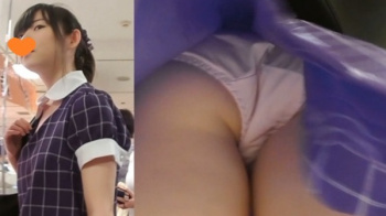 [おれぐら動画] 顔つき逆さ撮り17（私服のお姉さん編）＜JKパンチラ盗撮＞の画像