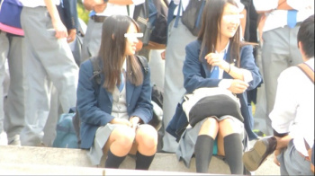 [ＹＵＫＩ動画] 制服姿の可愛いコを発見！！（ＦＨＤ）大変です！！パンツが見えてますよ１５＜JKパンチラ盗撮＞の画像