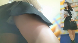 [推しのP動画] チラからガッツリまでローアングル10連発すべて生Pスペシャル＜パンチラ盗撮＞の画像