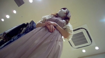 [上目遣い動画] ＊２日連続撮り＊【4K】ドレスショップ店員さんのエロの二面性！美少女から美女へパンティの移り変わりが愛おしい＜パンチラ盗撮＞の画像
