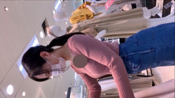 [Goldmark動画] 店員チラ☆19歳の超S級美人店員のおっぱいとパンチラを撮影！さらにおっぱいまで何度も触られてしまう店員さんw＜胸チラ盗撮＞の画像